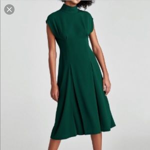 💐🌻New Zara Green Pleated Dress 🌻💐